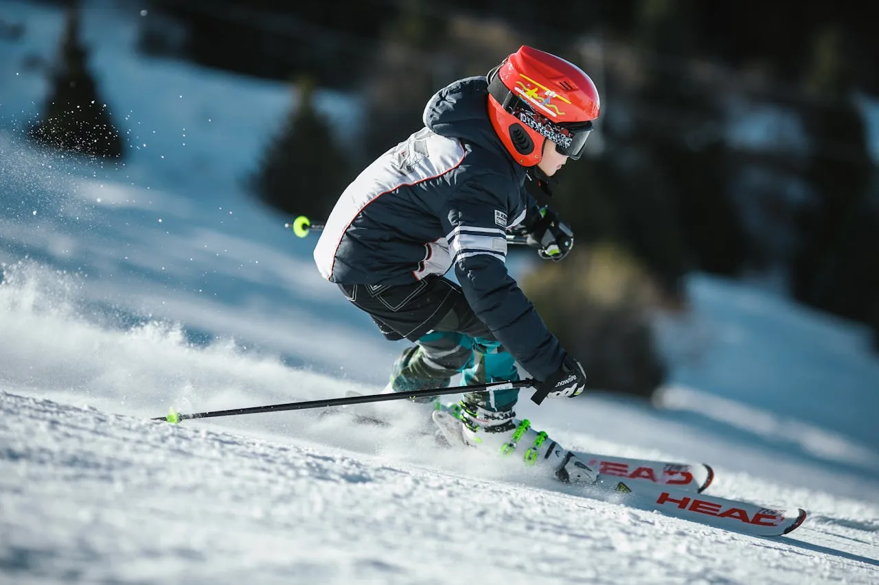 Wintersport in den verschneiten Alpen